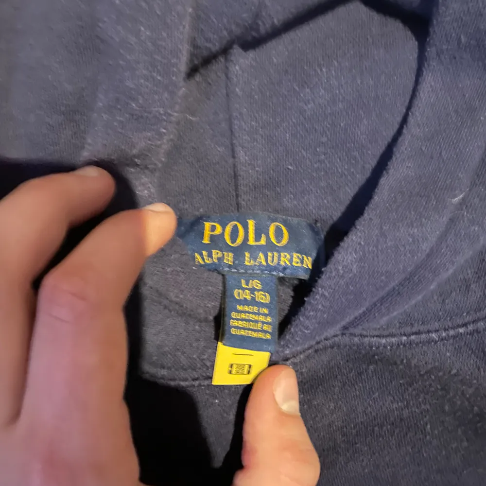 En riktigt snygg Ralph Lauren hoodie i perfekt skick. Storleken sitter som xs. Nypris över 2000 mitt pris 399, pris kan diskuteras!. Hoodies.