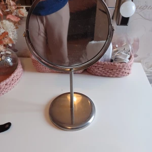 Sminkspegel - En begangnad sminkspegel i gott skick. På ena sedan är det extra "inzoomat". Spegeln är grå och varumärket är jag lite osäker på😬🙂