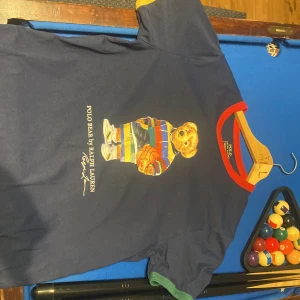 Polo bear Rauloh Lauren - En t shirt från märket raulph lauren i skick 9/10. På framsidan kan man se den ikoniska björnen som kännetecknar märket.Nästintill oanvänd och har blivit för liten för mig. Jag skulle säga att den passar för någon med storlek Small. 