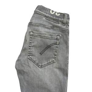 Tja säljer nu ett par dondup jeans George i storlek 30. Jeansen kostar ca 3500kr nypris. Hör av er vid frågor eller funderingar:)