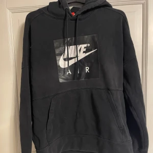 Svart Nike air hoodie - Svart Nike air hoodie, storlek M och knappast använd. Inga fläckar eller andra skador🩷