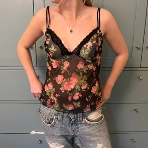 Mesh topp! - Super söt genomskinlig topp med blommor på och justerbara band. Finns ingen lapp eller märke, köpt i paris. Skulle säga att den är storlek S.