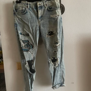 Slitna lappade jeans  - Säljer ett par slitna jeans från HM  i storlek 27. 