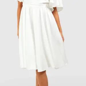 Hej, jag säljer min hell nya studentklänning vit i storlek L, den är oanvänd. Jag säljer den eftersom jag kan inte lämna tillbaka den. Priset kan diskuteras❤️