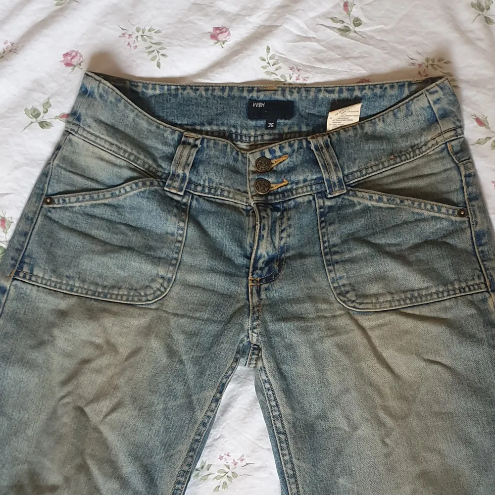 För snygga blåa bootcut lågmidjade jeans med jätte coola detaljer. Från H&M i storlek S💞. Jeans & Byxor.