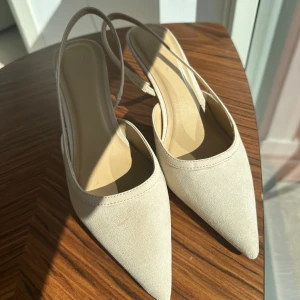 Klackskor - Beiga klackskor från H&M, lite slitna på klacken men annars bra skick. Storlek 38