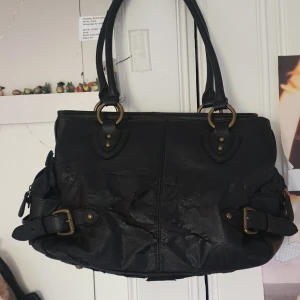 Svart läder väska  - Jätte snygg svart läder väska med gulddetaljer, perfekt till skolan💞 Den är lite sliten som ni ser på bilden men enligt mig är det inget som stör, den är i jätte bra skick inuti. 