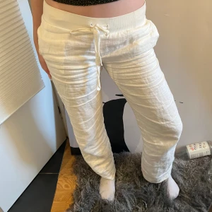 Alobha linnebyxor - Säljer mina lågmidjade linnebyxor från Alobha då de är för korta på mig (är 172 ish). Köpte på allra första släppet! Har ni frågor så är det bara att skriva 🧡 OBS: har några små fläckar som jag ska försöka en sista gång att få bort ☺️