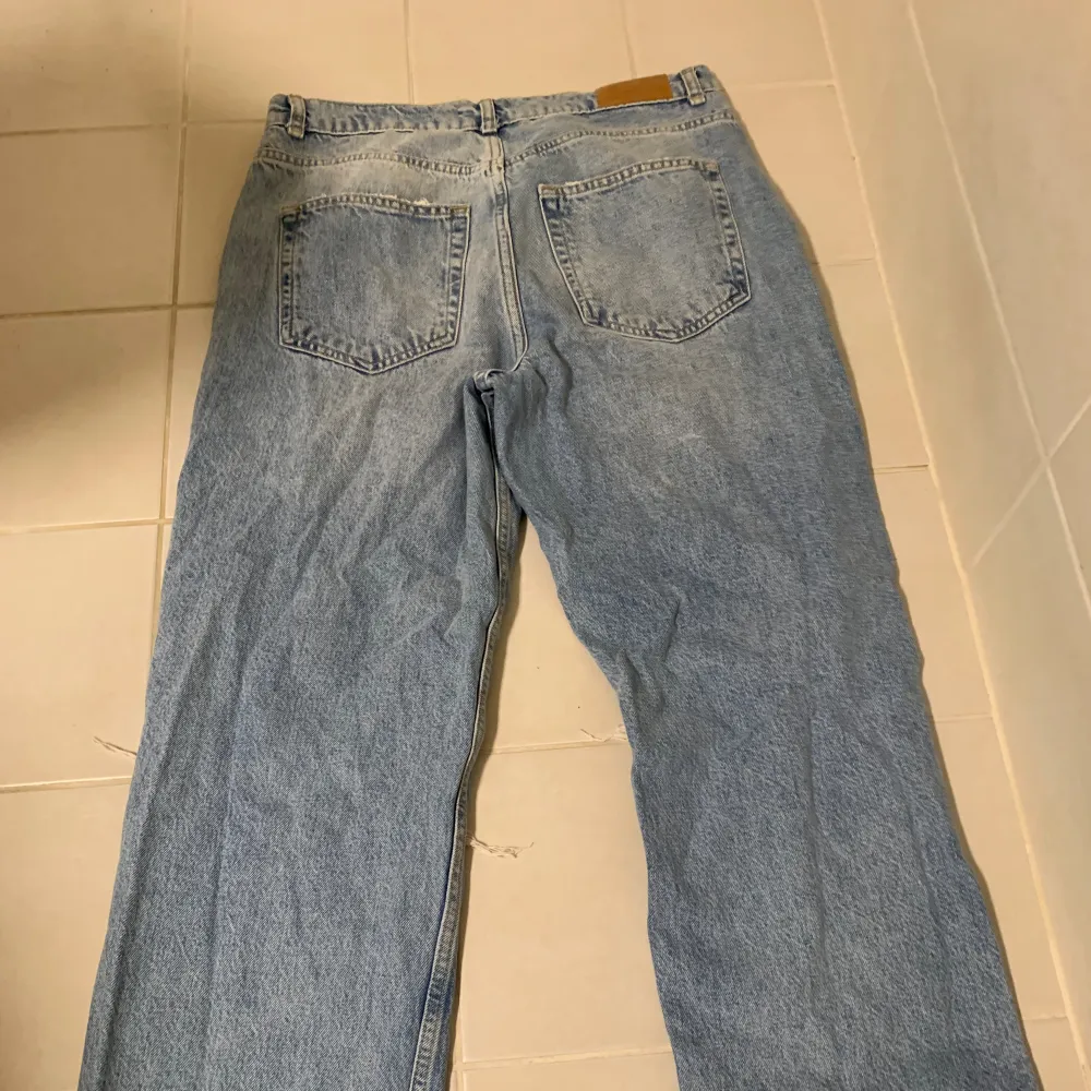 Jag säljer mina jeans som jag använt endast några fåtal gånger eftersom den är för stor. De är ifrån GinaTricot men köpt för längesen så vet inte vad de var för pris då men jag säljer för 150kr💕. Jeans & Byxor.