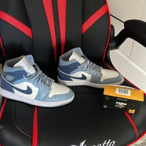 Jordan 1 - Jag säljer nu mina Jordan 1, köpte dom utomlands dom blev lite för stora för mig och har bara använt de 1 vecka. Du få även med dig clean skydd till dom.   original pris 1700kr  Topp kvalitet Skick 10/10