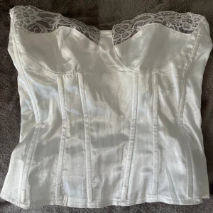 Korsett topp - Säljer denna så söta korsett topp men är tyvärr förliten för mig vid kuporna, st 36/S är toppen😍🥰