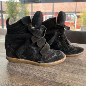 Isabel marant  - Väll använda men fortfarande i bra skick, passar mig som har 39/40. Många oseriösa säljare, buda inte på skorna om ni inte tänker köpa dem.