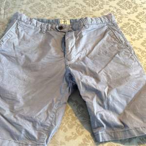 Säljer min brors gamla shorts som han har växt ur, de är bra skick, pris går att diskutera (färgen är en blandning av blå och grå