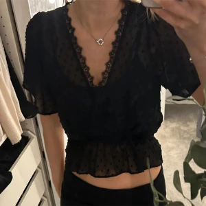 Zara topp - Jätte fin tröja köpt här från plick men passade inte mig, helt ny skick inga täcken på användning, hör av dig vid minsta lilla fundering💞(lånad bilder)