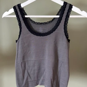 Grått linne med spets - Fint mörkgrått linne från brandy Melville med svart spets. Onesize men passar mig som brukar ha storlek S. Bra skick!🩶