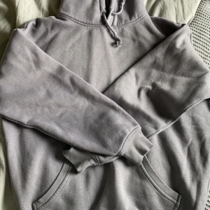 Ljuslila hoodie  - Ser grå ut på bild men lila i verklighet. Köpt från bikbok, nopprig men går o ta bort. Xs men oversize 