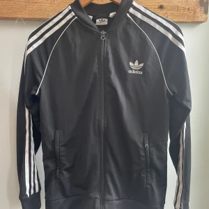 Adidasjacka - Adidasjacka i strl 160 Fint skick Fickor med dragkedja 