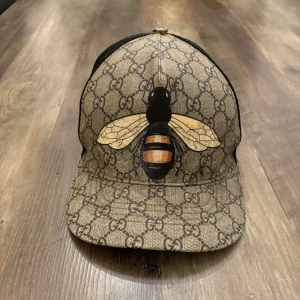 Gucci keps (äkta) - Nästan helt ny Gucci keps, svår att få tag på, skick 9/10