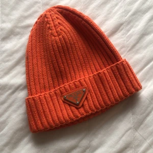 Mössa orange - Prada Inte äkta Aningen liten i storleken. Hel och ren
