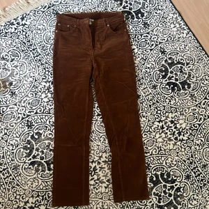 Manchesterbyxor - Bruna manchesterbyxor från Weekday. Skulle säga att det är mer en skinny modell, på mig som är 178 slutar byxorna strax ovanför anklarna. Fint skick! Strl 38.