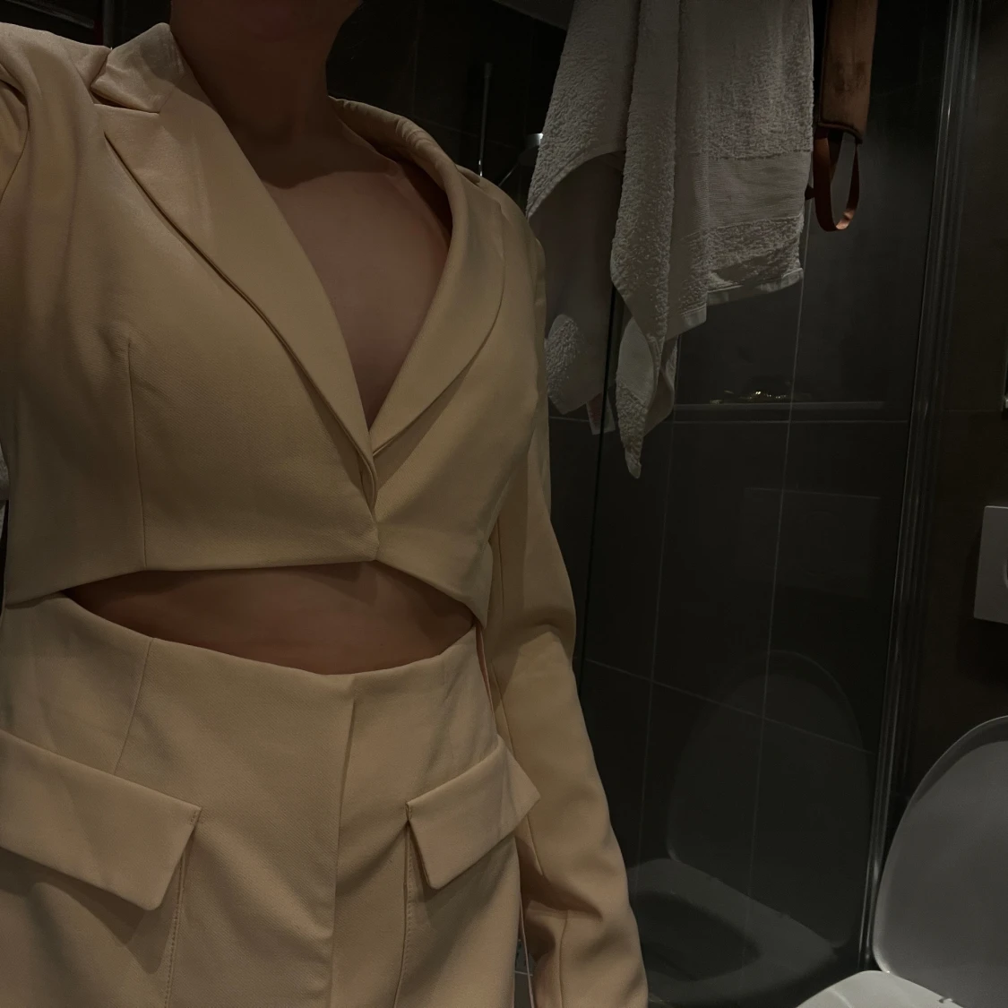 Kostym cut out klänning lappar kvar