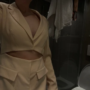 Kostym cut out klänning lappar kvar  - Oanvänd  Blazer klänning  Stl S  Vadderad, lappar kvar 