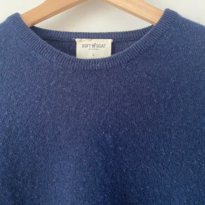 Soft Goat Tröja - Säljer denna tröja från soft goat. Den är 100% Kashmir och sitter riktigt skönt. Storleken är M men sitter mer som S. Det finns tecken på användning men inget man märker! Nypris 2600kr.