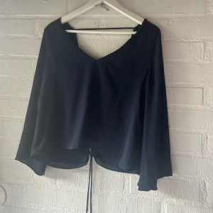 Blus - Mörkblå blus med så fin rygg
