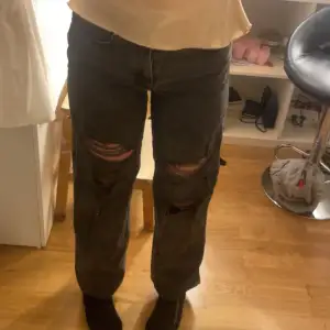 Mid waist jeans med hål i