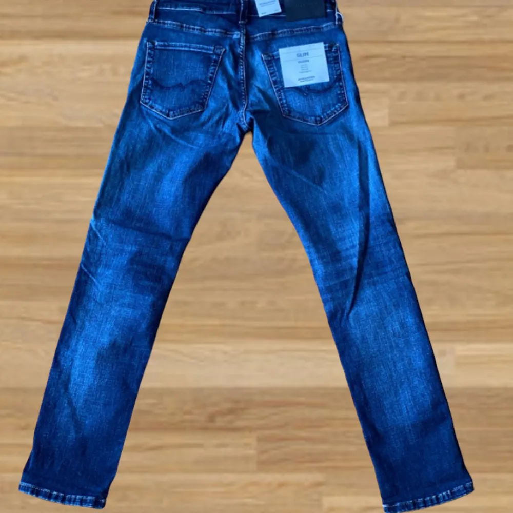 Dessa stiliga Jack and Jones jeans är nu till försäljning. Storleken är W28 L30, de är i helt nytt skick endast testade. Priset går att diskuteras vid snabb affär👍🏼🤝🏼 Pris: 699 Snabb leverans🚚💨. Jeans & Byxor.