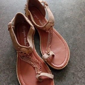 Sandal med döskalle - Snygg sommarsandal med döskalle.supercoola, dock lite förstora för mig.