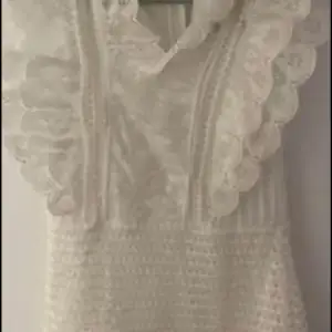 Säljer en unik vit klänning som köptes från Dubai. Passar storlek 36-38. Helt oanvänd lapparna sitter kvar. Priset går att diskuteras vid snabb köp.