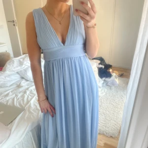Ljusblå balklänning - Säljer nu min super fina balklänning i en jättefin ljusblå färg! Storlek 36/38 men den är lite insydd så passar mig bra som vanligtvis har strlk 36. Är du intresserad och vill ha fler bilder så skickar jag det! 