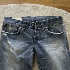 Ljusblå lågmidjade jeans med hål storlek 26/27 i midjan 