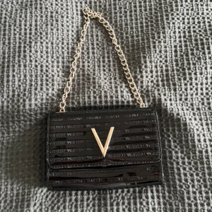 Valentino väska - Valentino väska med guldkedja. I fint skick🩷