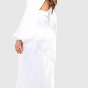 Helt ny oanvänd vit elegant klänning i satin. Storlek 38. Skriv för bilder. 