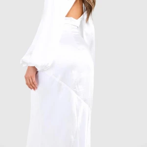 Vit klänning i satin - Helt ny oanvänd vit elegant klänning i satin. Storlek 38. Skriv för bilder. 