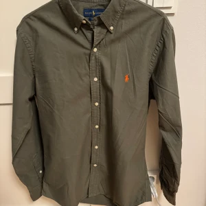 Ralph lauren skjorta - Extremt snygg och exklusiv skjorta från ralph lauren, skick 10/10 endast använd fåtal gånger, Strl M Nypris 1599 kr mitt pris 659 Pris kan diskuteras 