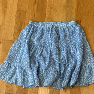 Blåvit kjol - Kjol från Chelsea i storlek XS 🦋 Kjolen har ett hål i sömmen mellan yttre- och inre tyget. Det syns dock inte när man har på sig kjolen och det är nog lätt att laga eftersom att hålet är i sömmen!🩵