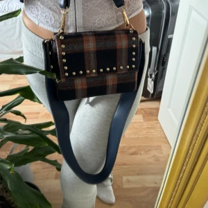 Väska från hvisk  - Väska från Hvisk, köpt för 1000kr. I fint skick och fack på fram och bak sida. Band i läder och använd bara ett fåtal gånger. 