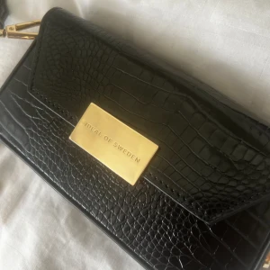 Axelväska - Axelväska från Ideal Of Sweden, bandet kan ställas om till tre olika längder 