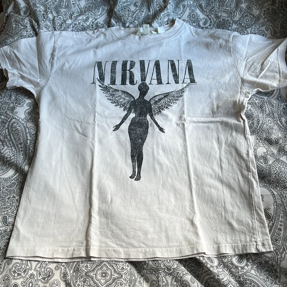säljer denna nirvana tshirt eftersom den inte kommer till användning längre 💕. T-shirts.