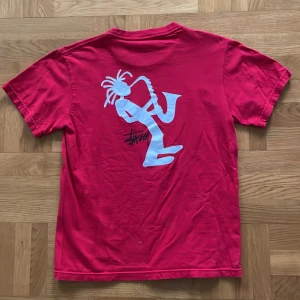 Vintage Stussy T-shirt  - Säljer min vintage stussy T-shirt som inte går att få tag på längre då den inte kommer till användning, inte helt säker på storleken men passar mig som har S