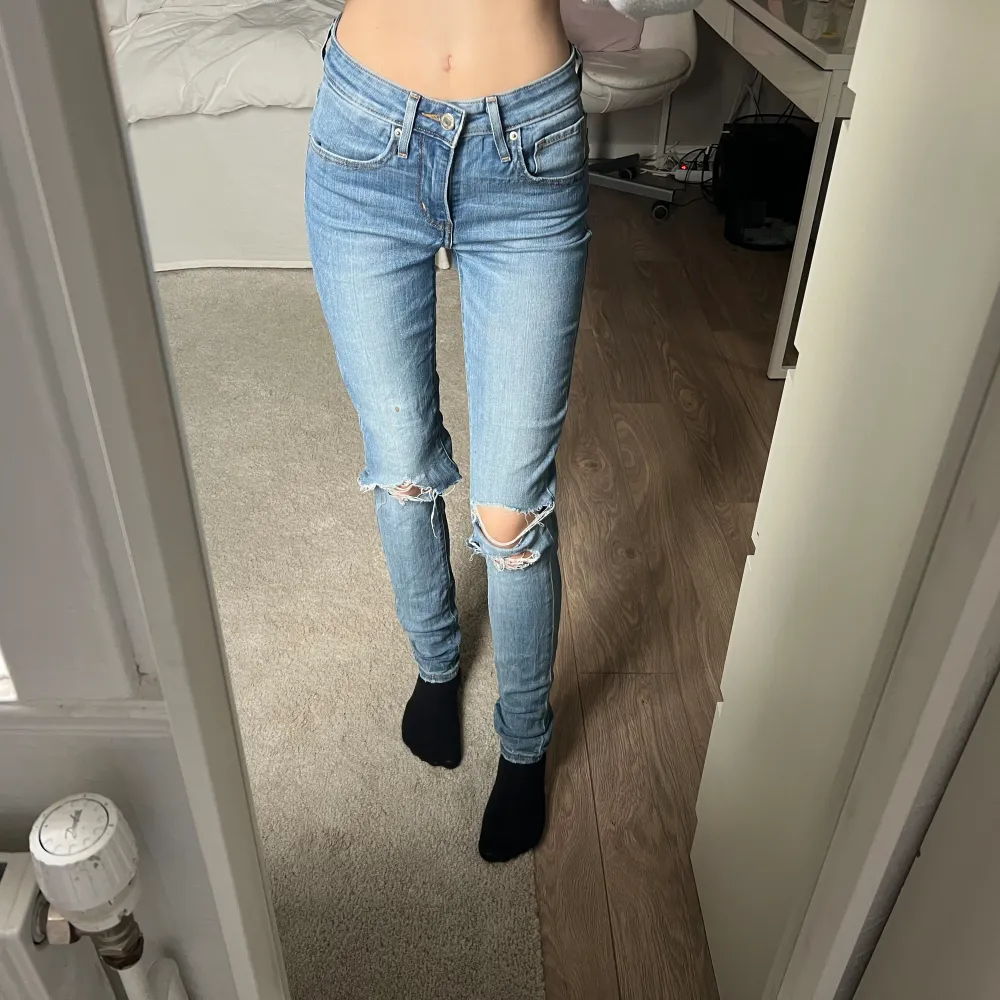 Kolla bilder för defekter 721 High rise skinny  Stl 24 Kan va perfekta till att klippa till shorts . Jeans & Byxor.