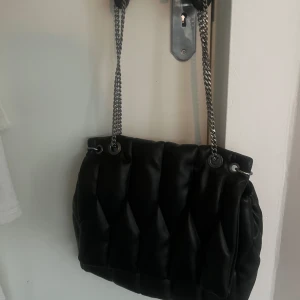 Väska  - Super snygg väska från zara!!