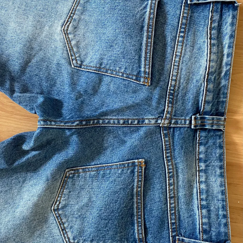 lågmidjade jeans från brandy melville (kylie jeans)  i  super bra skick, bara använt cirka 3 gånger eftersom de har blivit för små. Köptes för 40$ + frakt 7$, säljer nu för 320 kr 💙. Jeans & Byxor.