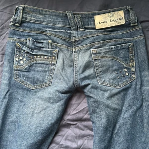 Lågmidjade jeans - Säljer dessa Lågmidjade jeans som jag köpte här på plick för samma pris. Köpte inte för så längesen men säljer då jag inte gilla passformen just på mig. De är också bootcut. Innerbenslängden 75cm o midjan 40cm💗(tar inga fler bilder just nu)