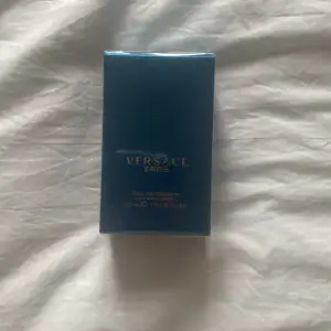 Versace Eros edt 30 ml - en sommar parfym ☀️  Skulle skicka till min pojkvän men gick tyvärr inte så säljer den här, helt oöppnad med plast runt den ‼️