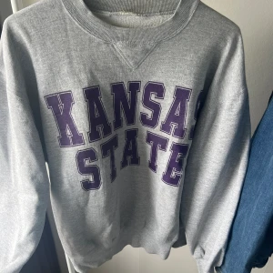 Grå tröja  - Säljer denna gråa tröjan från go vintage i Varberg eftersom jag inte använder den längre💕