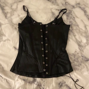 Gullig korsett 🖤 - Så fin korsett med snörning där bak, går att justera banden också och har en dragkedja på sidan, fint skick! 🖤 Skriv vid frågor osv! 